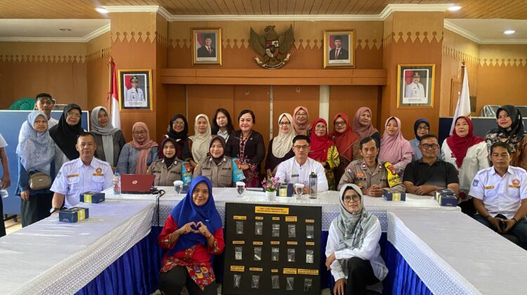 Polwan Jaga Jakarta Bersama Bhabinkamtibmas Berikan Penyuluhan Bahaya Narkoba kepada Warga Paseban