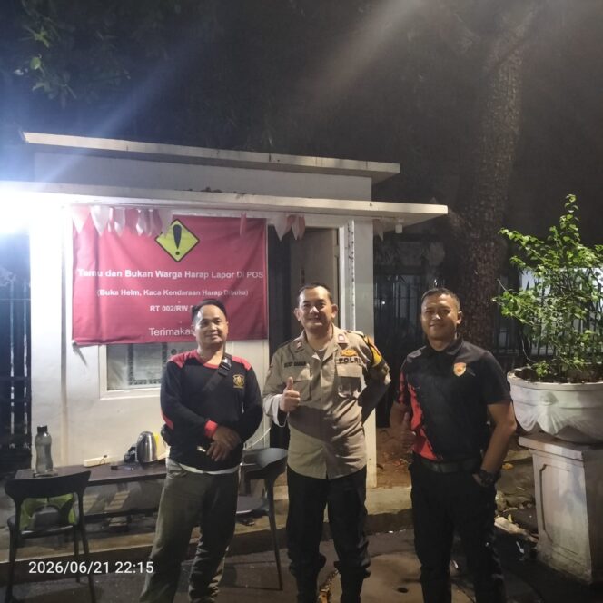 
					Bhabinkamtibmas Menteng Ajak Warga Perkuat Patroli Satkamling