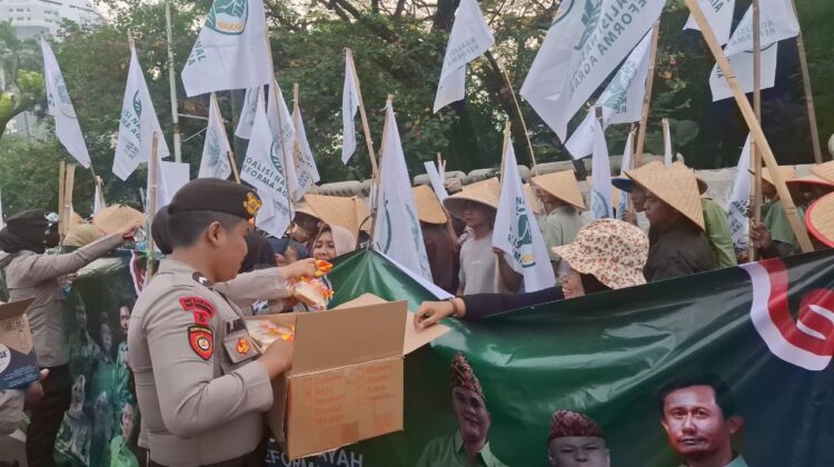 Polri Bagikan Air Mineral dan Snack ke Massa Aksi di Jakpus, Kapolres Reynold: Bentuk Pelayanan Humanis