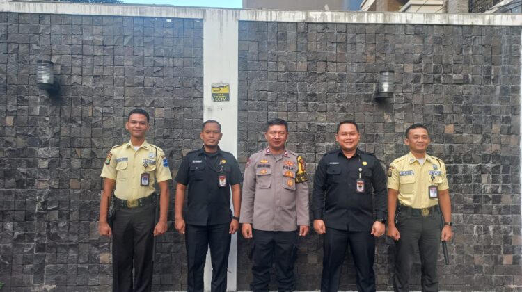 Patroli Sambang Bhabinkamtibmas Kebon Kacang di Bank BCA sebagai Upaya Pencegahan Gangguan Kamtibmas