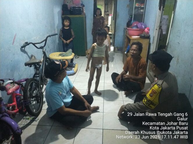 
					Bhabinkamtibmas Galur Sambangi Warga dan Perkuat Cooling System Jelang HUT Bhayangkara ke-80