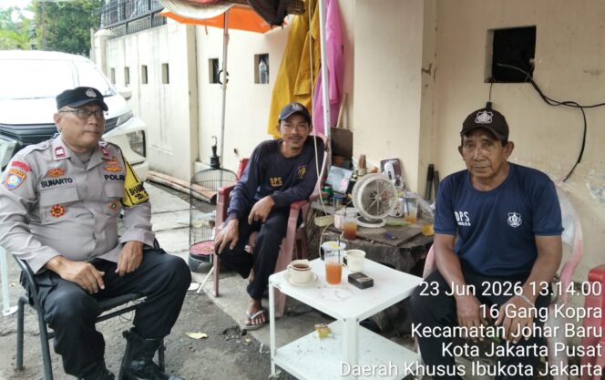 
					Sambang dan Patroli Wilayah, Bhabinkamtibmas Ajak Warga RW 06 Tingkatkan Kewaspadaan