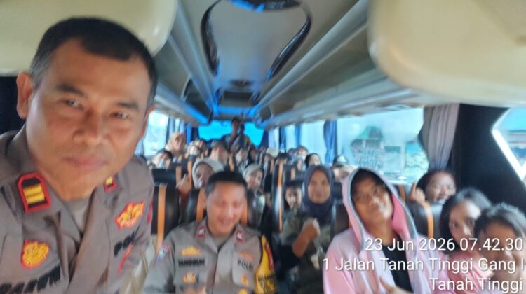 Polsek Johar Baru Berangkatkan Warga Ikuti Pengobatan Gratis Jelang HUT Bhayangkara ke-80