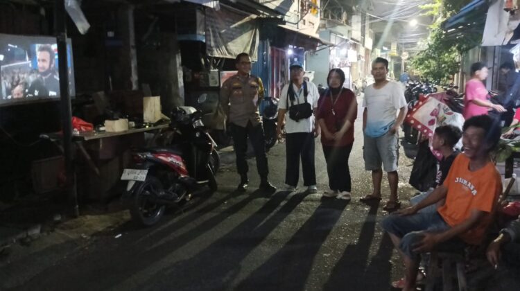 Hadir di Tengah Warga, Polsek Johar Baru Monitoring Nobar Piala Dunia di RW 06 Kampung Rawa