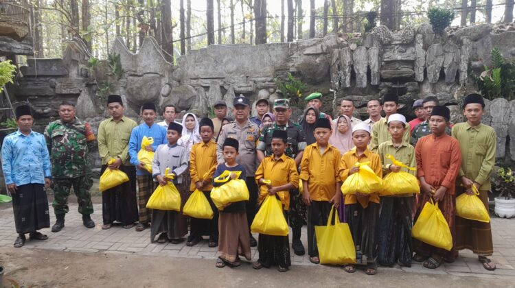 Koramil 14/Panongan Gelar Bhakti Sosial “Jaga Jakarta On The Spot”, Salurkan Paket Sembako untuk Santri dan Warga.
