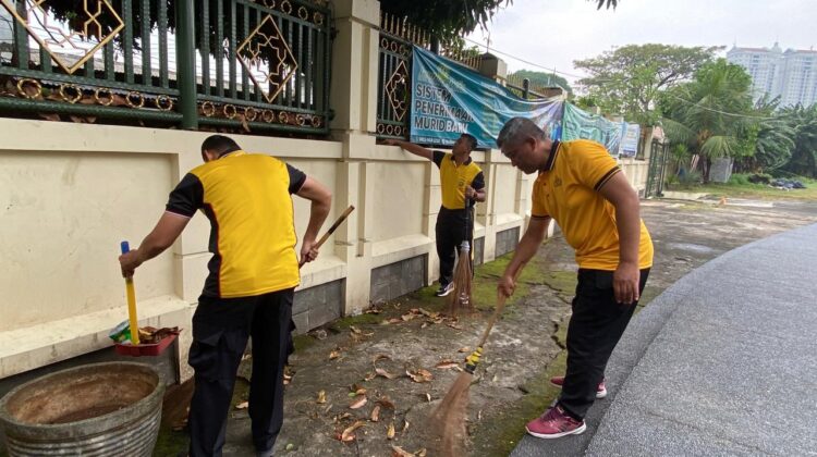 Sambut HUT Bhayangkara Ke-80, Polsek Kemayoran Bersihkan Masjid, Perkuat Pengabdian untuk Negeri