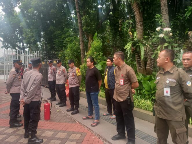 
					Aliansi Mahasiswa Peduli Bangsa Gelar Aksi di Kemensos, Polisi Siagakan Personel Pengamanan