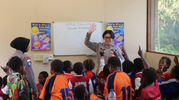 Melalui Honai Belajar, Ops Damai Cartenz Kenalkan Dunia dan Tata Surya kepada Anak-anak di Tembagapura, Timika, Papua Tengah