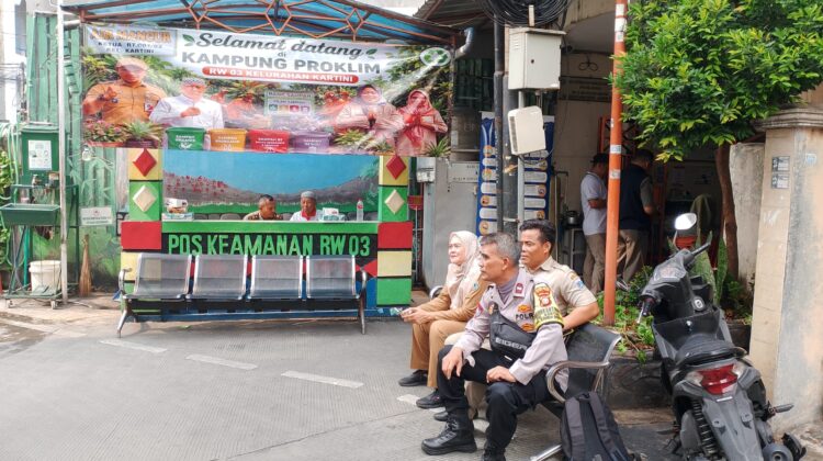 Patroli Jalan Kaki Dengan Dialogis Bersama Polri dan Satpol PP Perkuat Keamanan Lingkungan Kartini