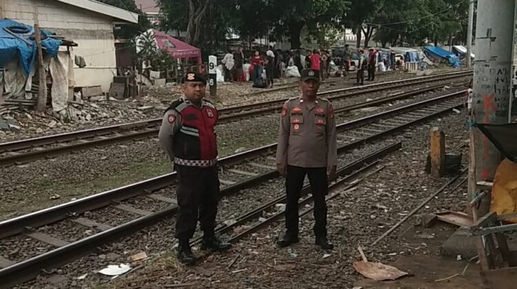 Polsek Johar Baru dan Tiga Pilar Tertibkan Area Pinggir Rel, Salurkan Bantuan Sosial kepada Warga