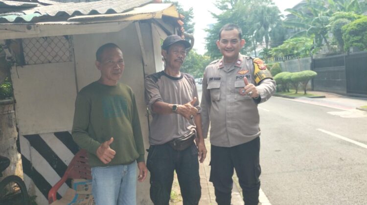 Patroli Dialogis di Poskamling Jalan Purwakarta, Bhabinkamtibmas Ajak Warga Tingkatkan Kewaspadaan