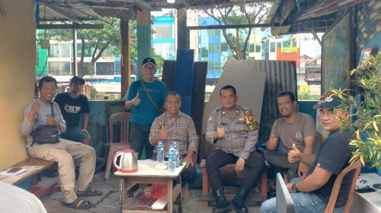 Patroli Dialogis di Menteng Tenggulun, Bhabinkamtibmas Ajak Warga Waspada Kejahatan Jalanan