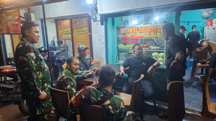 Babinsa Koramil 03/Ps.Rebo–Ciracas dan Warga Gelar Patroli Malam Ciptakan Ciracas Tetap Kondusif