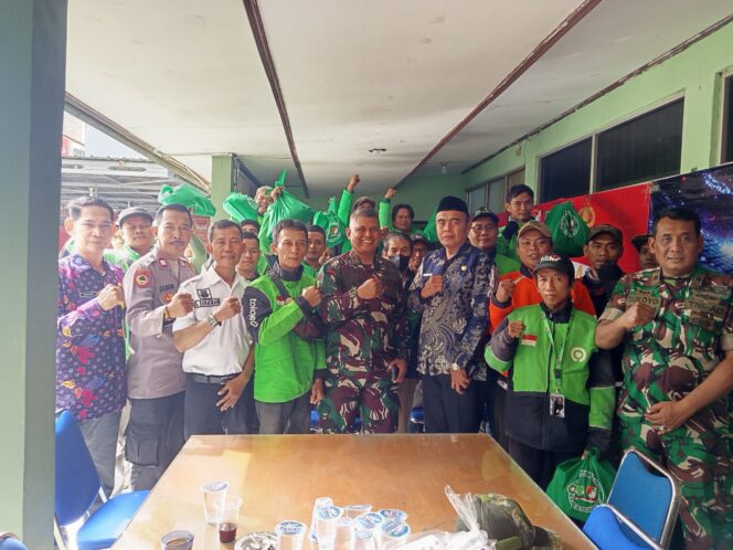 
					Danramil Mayor Inf Zein NR.Gelar Baksos Dan Komsos Bersama Komunitas Ojol Dan Tukang Ojek Binaan Koramil 01/Teluknaga