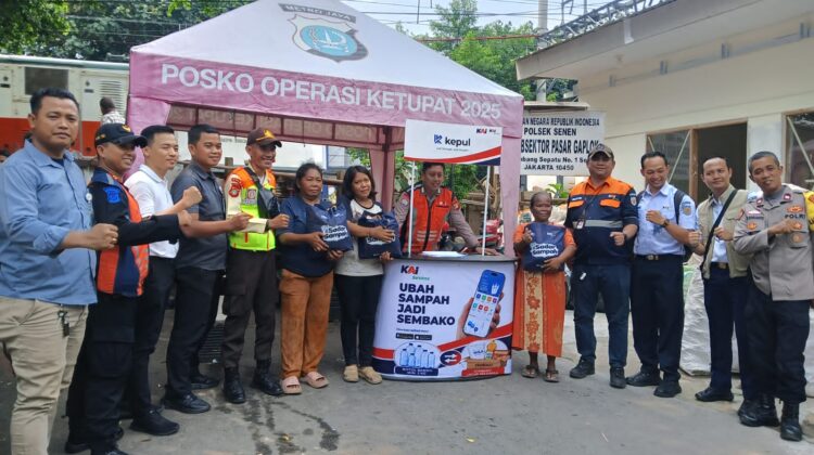 Monitoring Giat Daop 1 Gelar Program Tukar Sampah Jadi Sembako bagi Warga Bantaran Rel di Kramat