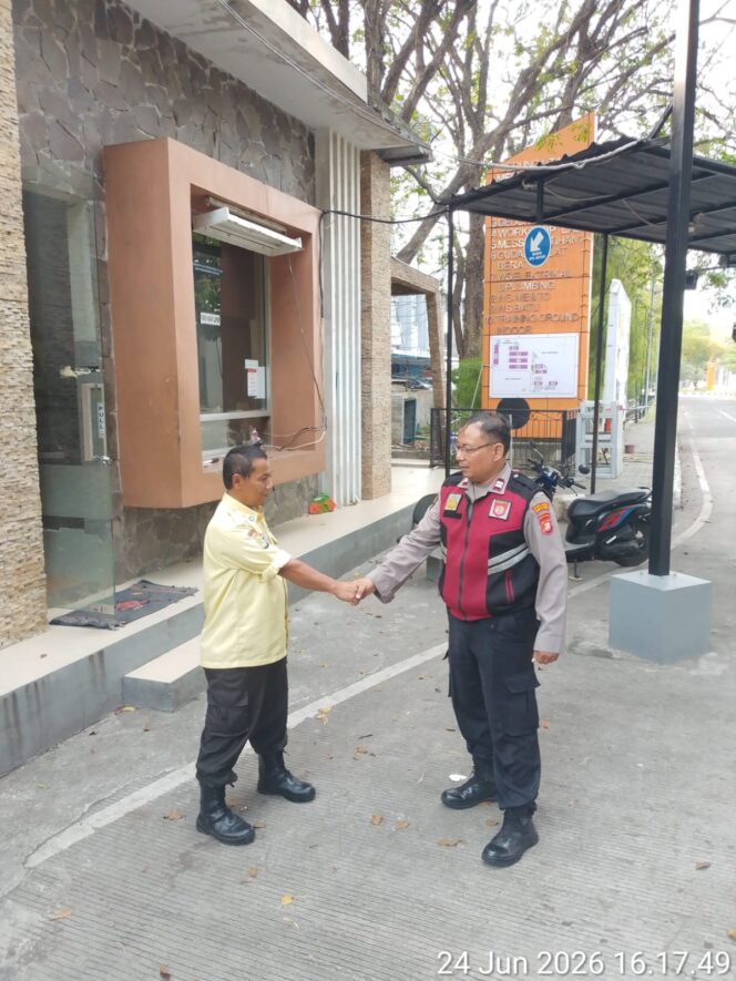 
					Panit Samapta Polsek Sawah Besar Lakukan Patroli Jalan Kaki” Perkuat Keamanan Objek Vital Pemerintahan