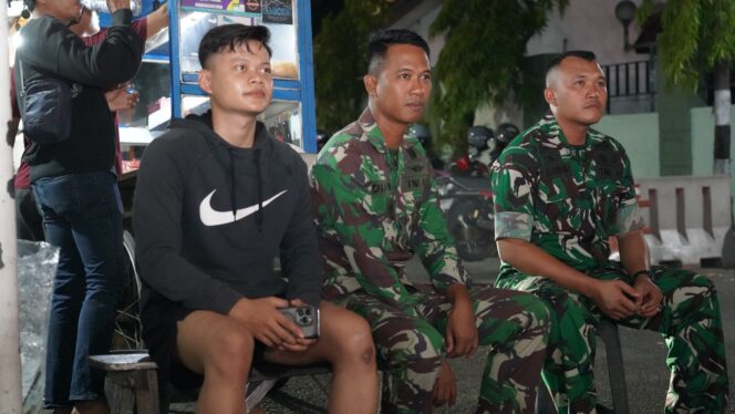 
					Korem 051/Wijayakarta Bersama Warga Nobar Piala Dunia 2026 di Pangkalan Ojek Jababeka