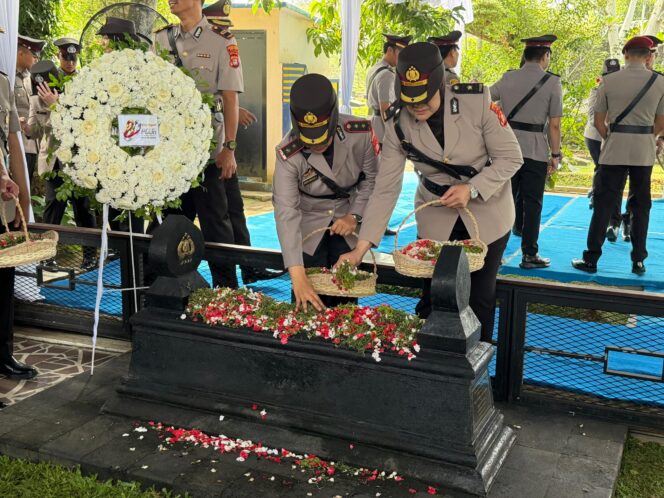 
					Polwan Polda Metro Jaya Ziarah dan Tabur Bunga di TPBU Giri Tama Bogor