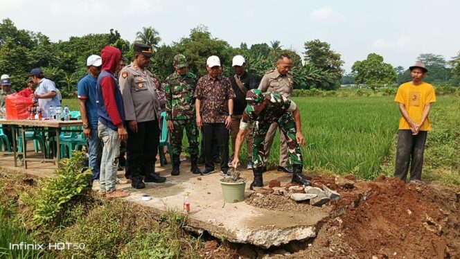 
					Kasiter Korem 051/Wijayakarta Hadiri Peletakan Batu Pertama Pembangunan Jembatan Armco di Desa Tamansari