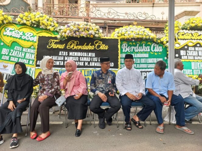 
					Bhabinkamtibmas Kebon Kacang Bersama Tiga Pilar Melaksanakan Takziah ke Rumah Duka Almarhumah Ibu Zakiah Mansur Sanad