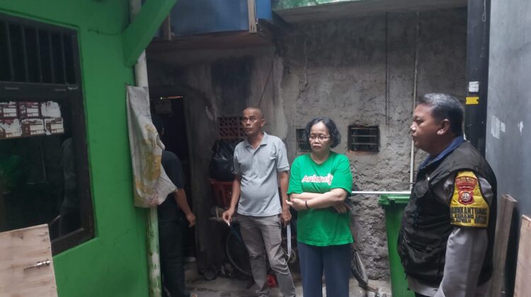 Sinergitas Bhabinkamtibmas Dan FKDM Sambang Door to Door Sistem Di Rumah Warga karang Anyar