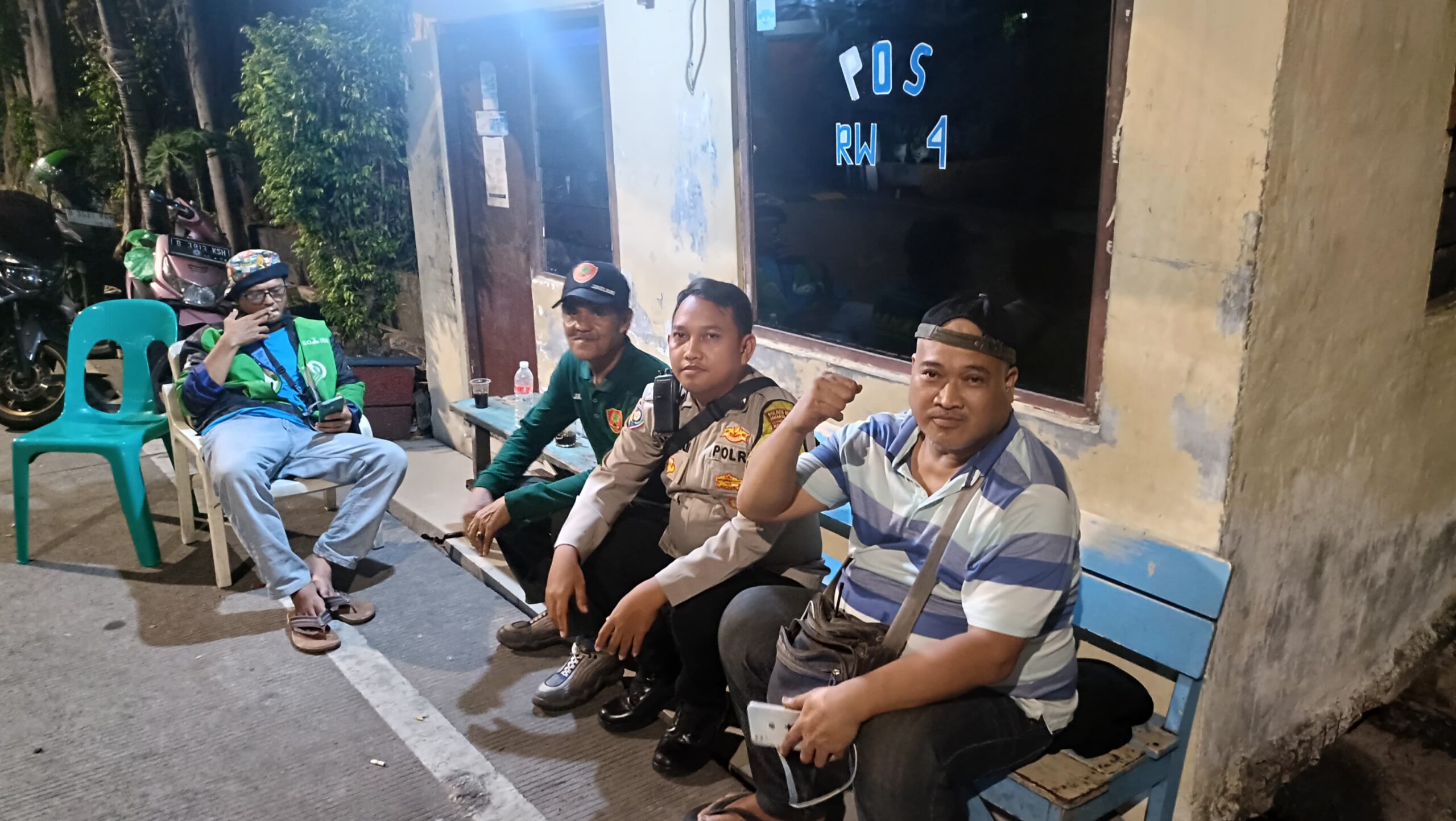 Kedekatan Polri Bersama Awak Kamling Di Pos Satkamling Re. 04 Gunung Sahari Utara Perkuat Sinergi Keamanan Warga
