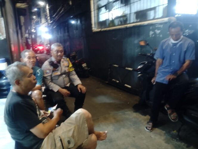 
					Bhabinkamtibmas Mangga Dua Selatan Lakukan Sambang Malam Hari dan Dialog Bersama Warga