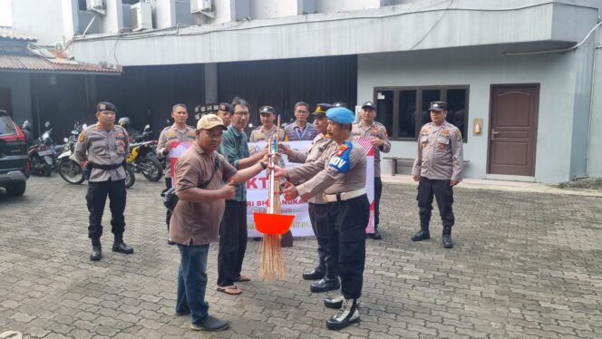 
					Sambut Hari Bhayangkara ke-80, Polsek Johar Baru Gelar Bakti Religi di Gereja Kristen Pasundan
