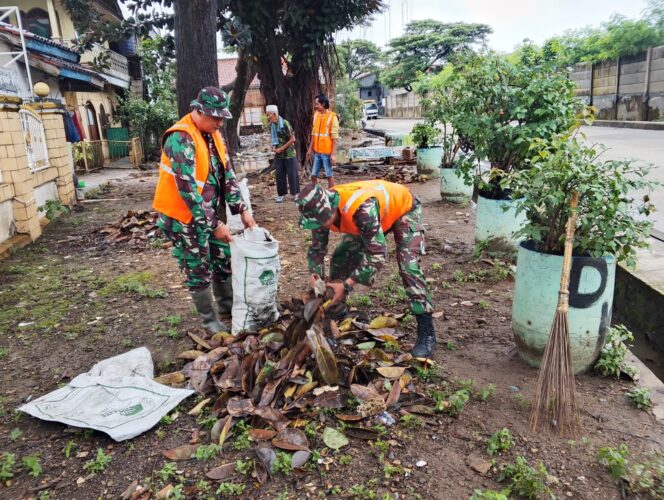 
					Peduli Lingkungan, Satgas Koramil 05/Balaraja Bersama Warga Bersihkan Sampah