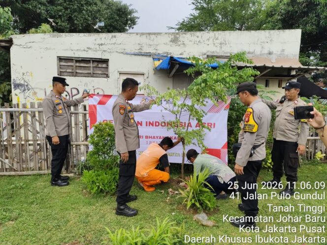 
					Gerakan Indonesia Asri Warnai HUT Bhayangkara ke-80, Polsek Johar Baru Tanam Pohon Buah
