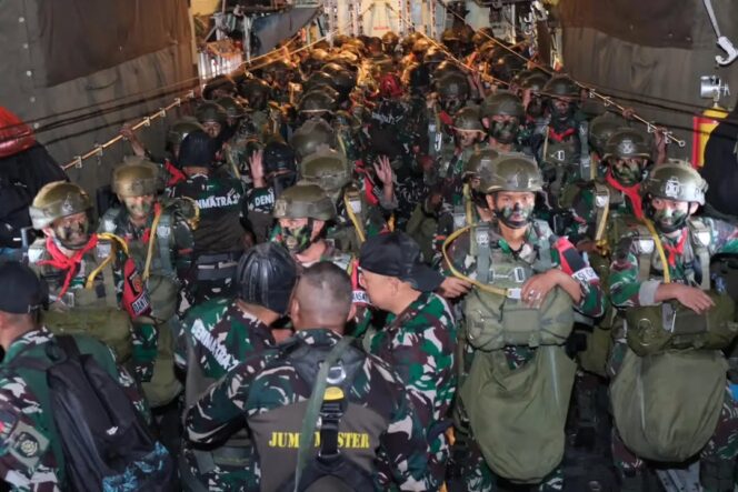 
					Pangdivif 3 Kostrad Tinjau Latihan Terjun dan Gelar Bakti Sosial di Bone