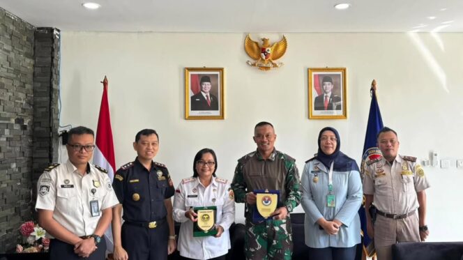 
					Dansatgas Pamtas Yonarhanud 1 Kostrad Silaturahmi dan Berpamitan dengan Pejabat PLBN Jagoi Babang