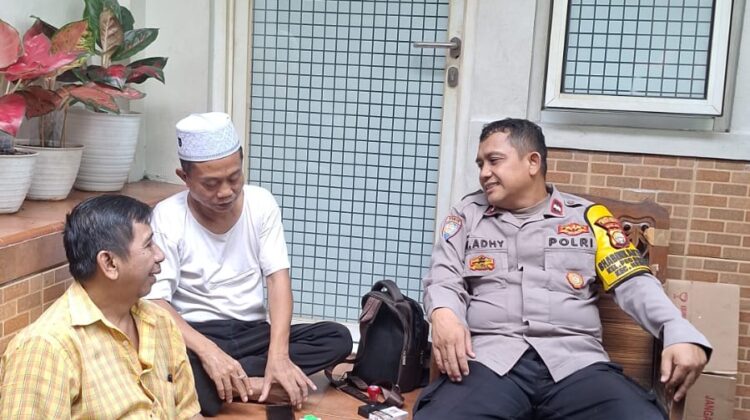 Patroli Dialogis Bhabinkamtibmas Pegangsaan Perkuat Sinergi Jaga Kamtibmas di Cikini Ampiun