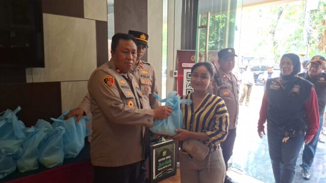 
					Polsek Senen Gelar Jumat Berkah dan Pembinaan Sabuk Kamtibmas, Bagikan 40 Paket Beras kepada Warga