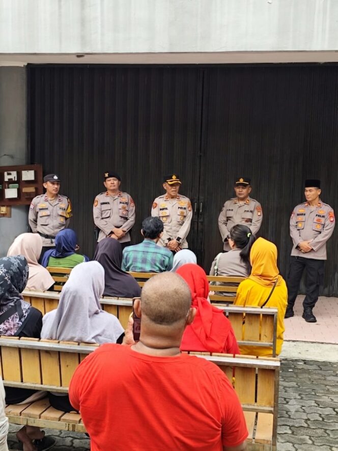 
					Jumat Barokah Polsek Johar Baru, Perkuat Sabuk Kamtibmas dan Bagikan Sembako untuk Mitra Masyarakat