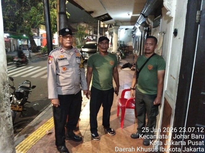 
					Jelang Tengah Malam, Polisi Perkuat Poskamling dan Ingatkan Warga Terapkan Tamu Wajib Lapor