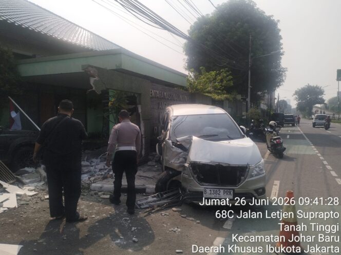 
					Respon Cepat Polisi Tindak Lanjuti Laporan Warga Terkait Kecelakaan Mobil Kijang Innova Tabrak Tembok di Jalan Letjen Suprapto