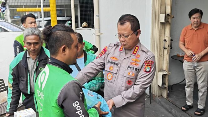 
					HUT Polri Ke-80, Melalui “Jaga Jakarta On The Spot” Polri Salurkan Ratusan Paket Sembako kepada Warga Bendungan Hilir