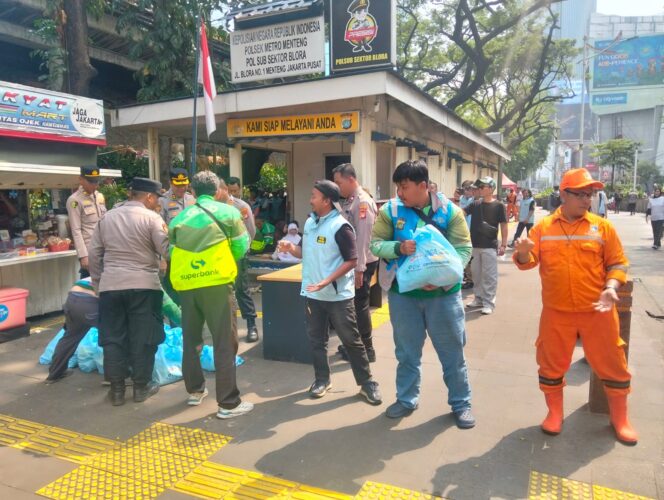 
					Polsek Metro Menteng Tebar Kepedulian, 325 Paket Sembako Dibagikan Sambut HUT Bhayangkara ke-80