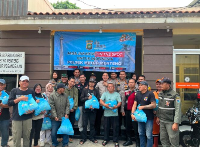 
					Semangat HUT Bhayangkara ke-80, Polsek Metro Menteng Salurkan 334 Paket Sembako Untuk Warga Pegangsaan
