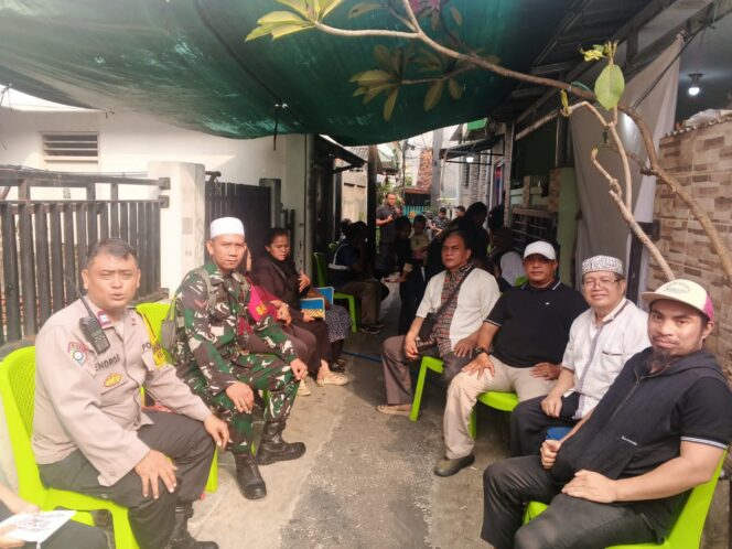 
					Bhabinkamtibmas dan Babinsa Kramat Takziah ke Rumah Duka Warga, Sampaikan Empati dan Dukungan Moral