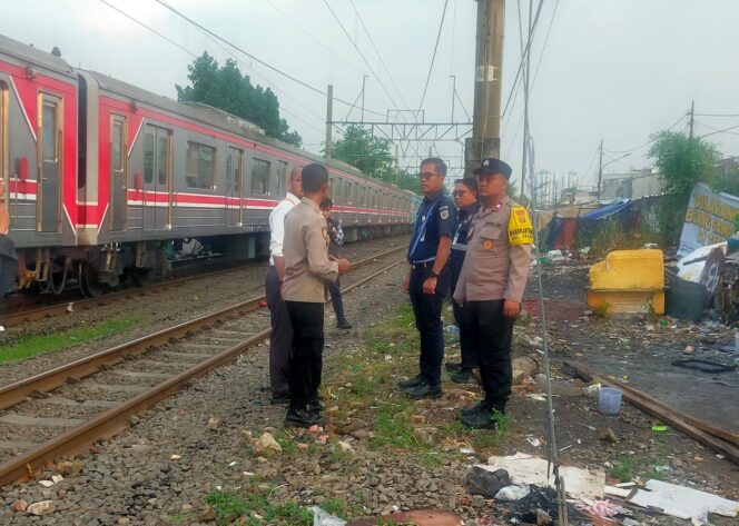 
					Kapolsubsektor Pasar Gaplok Sambangi Warga di Pinggir Rel, Koordinasi Jelang Relokasi ke Hunian Rumah Rakyat