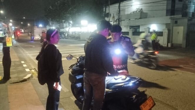 
					Hadir Menjaga Keamanan Warga, Polsek Cempaka Putih Gelar Razia Stasioner dan Patroli Malam