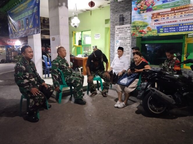 
					Babinsa Koramil 06/Cakung Laksanakan Patroli dan Siskamling, Ciptakan Rasa Aman di Malam Minggu