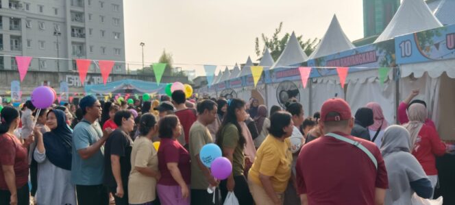 
					Hari Bhayangkara ke-80, Polri Gelar Pasar Rakyat Murah di Jakpus, Warga Antusias Tebus Sembako