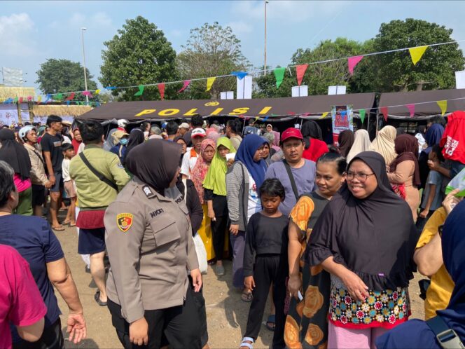 
					Polwan Jaga Jakarta Turun Langsung Layani Warga di Bazar Pasar Murah Jiung Kemayoran