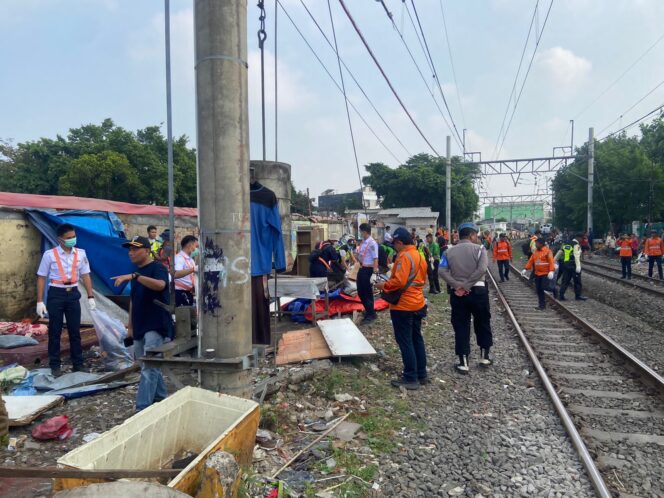 
					Penertiban Bangunan Liar di Bantaran Rel Pasar Gaplok Senen Rampung, Situasi Kondusif