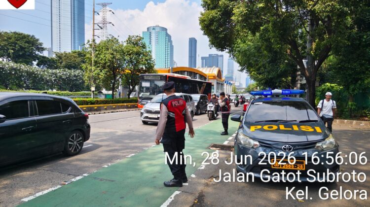Patko 1053 Laksanakan Pengaturan Lalu Lintas dan Police Hazard di Pintu 8 GBK Senayan