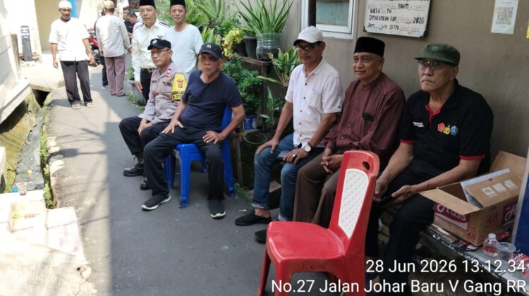 Hadir di Tengah Masyarakat, Bhabinkamtibmas Johar Baru Takziah dan Antar Ketua RW 11 ke Tempat Peristirahatan Terakhir