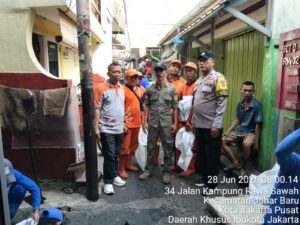 Bhabinkamtibmas Johar Baru Hadiri Kerja Bakti Grebek Lumpur, Wujud Sinergi Warga dan Pemerintah Jaga Lingkungan